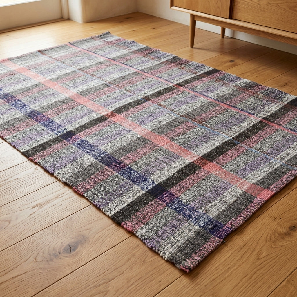 Striped pattern on the Iasippe vintage kilim runner rug – handwoven flatweave in Anatolia, Turkey