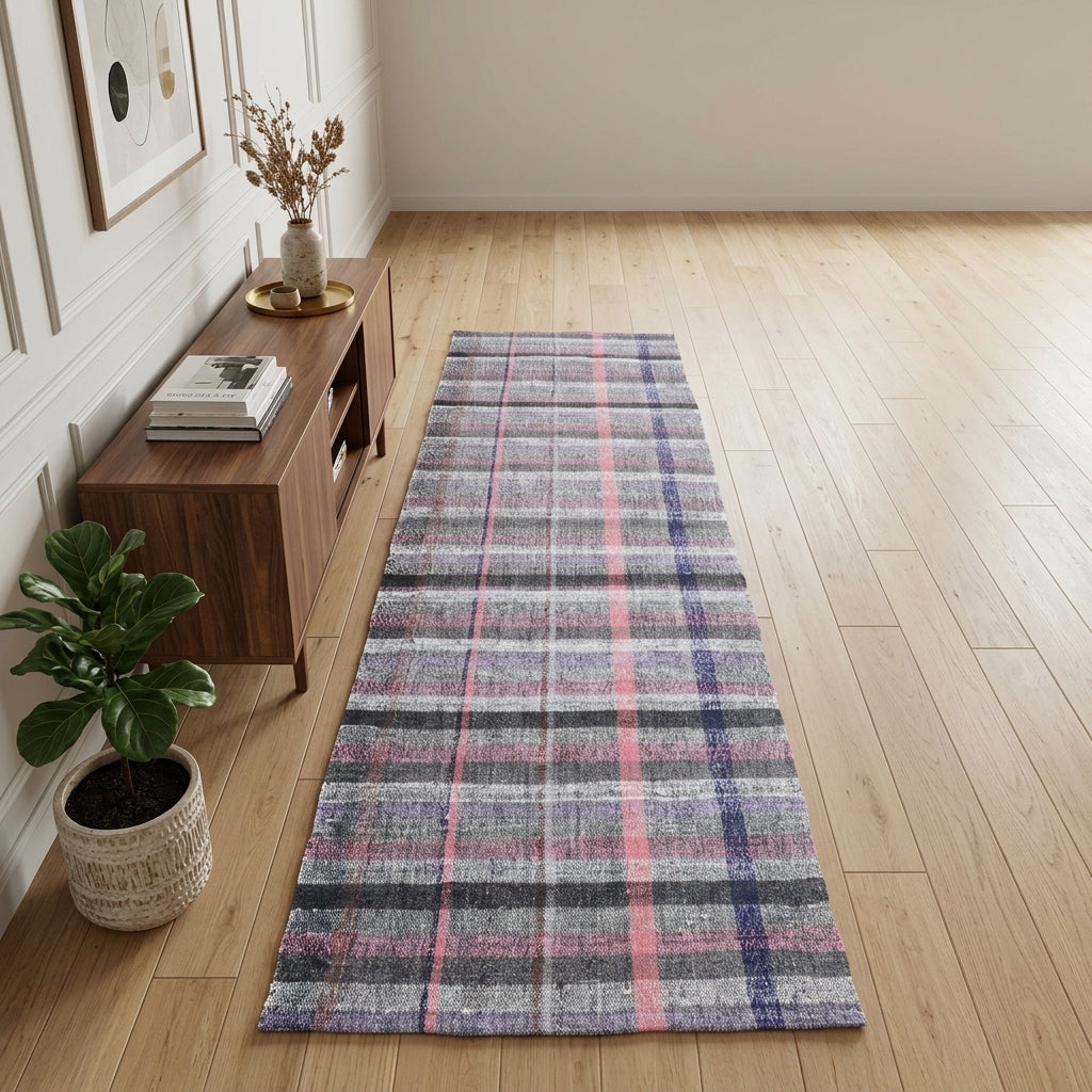 Striped pattern on the Iasippe vintage kilim runner rug – handwoven flatweave in Anatolia, Turkey