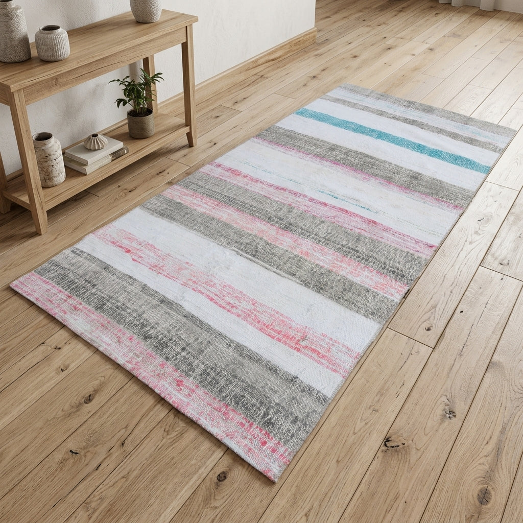 Striped pattern on the Husnsever vintage kilim runner rug – handwoven flatweave in Anatolia, Turkey