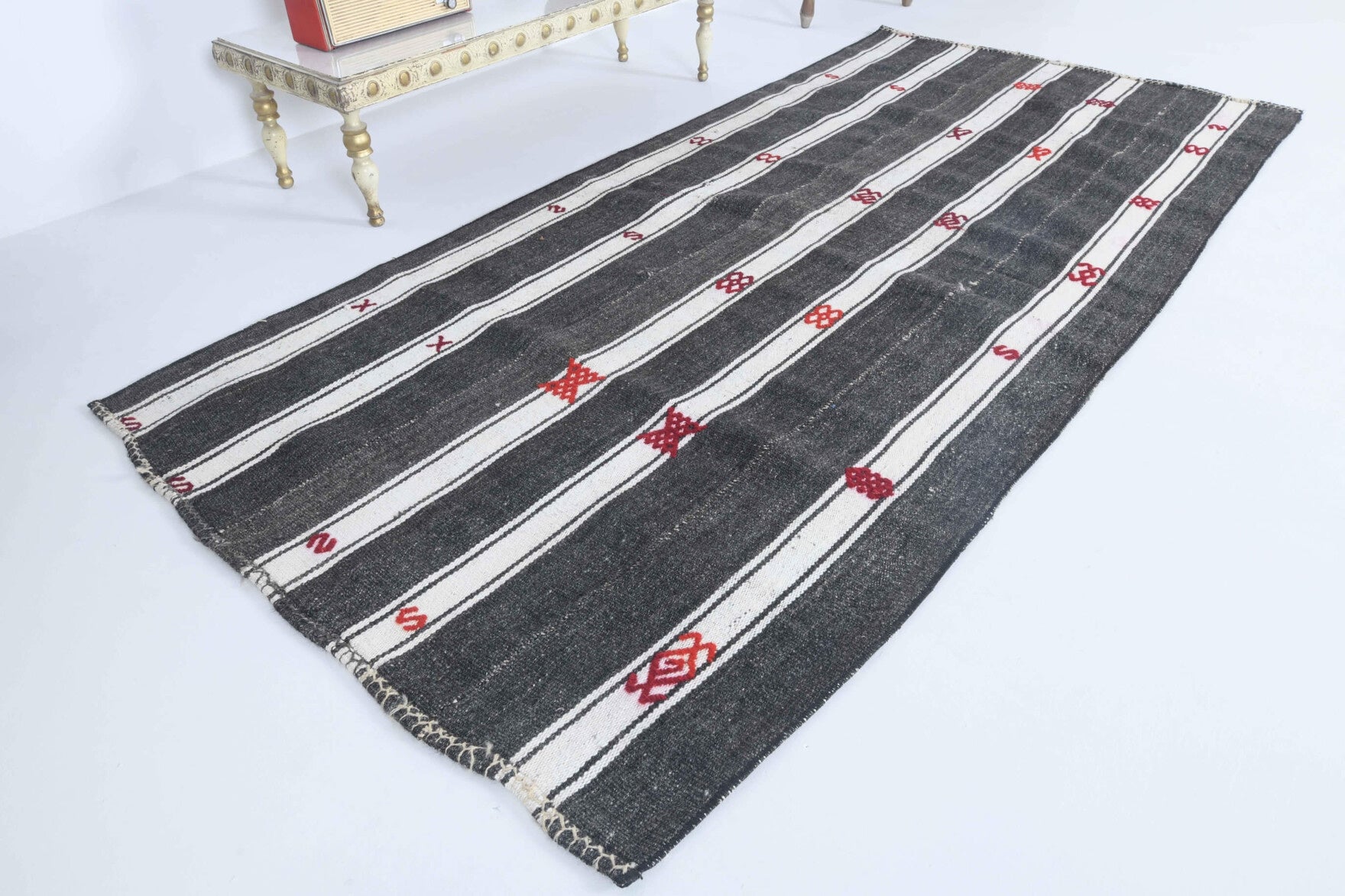 Striped pattern on the Vuslatlale vintage kilim rug – handwoven flatweave in Anatolia, Turkey