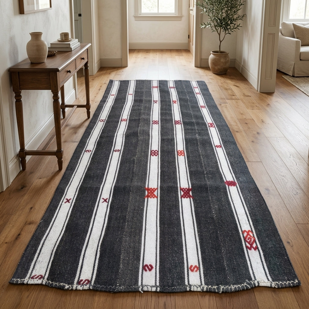 Striped pattern on the Vuslatlale vintage kilim rug – handwoven flatweave in Anatolia, Turkey