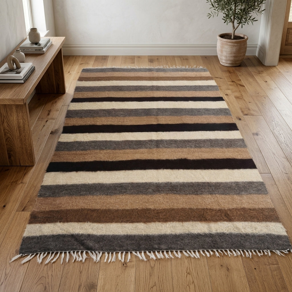 Striped pattern on the Tuncnur vintage kilim rug – handwoven flatweave in Anatolia, Turkey
