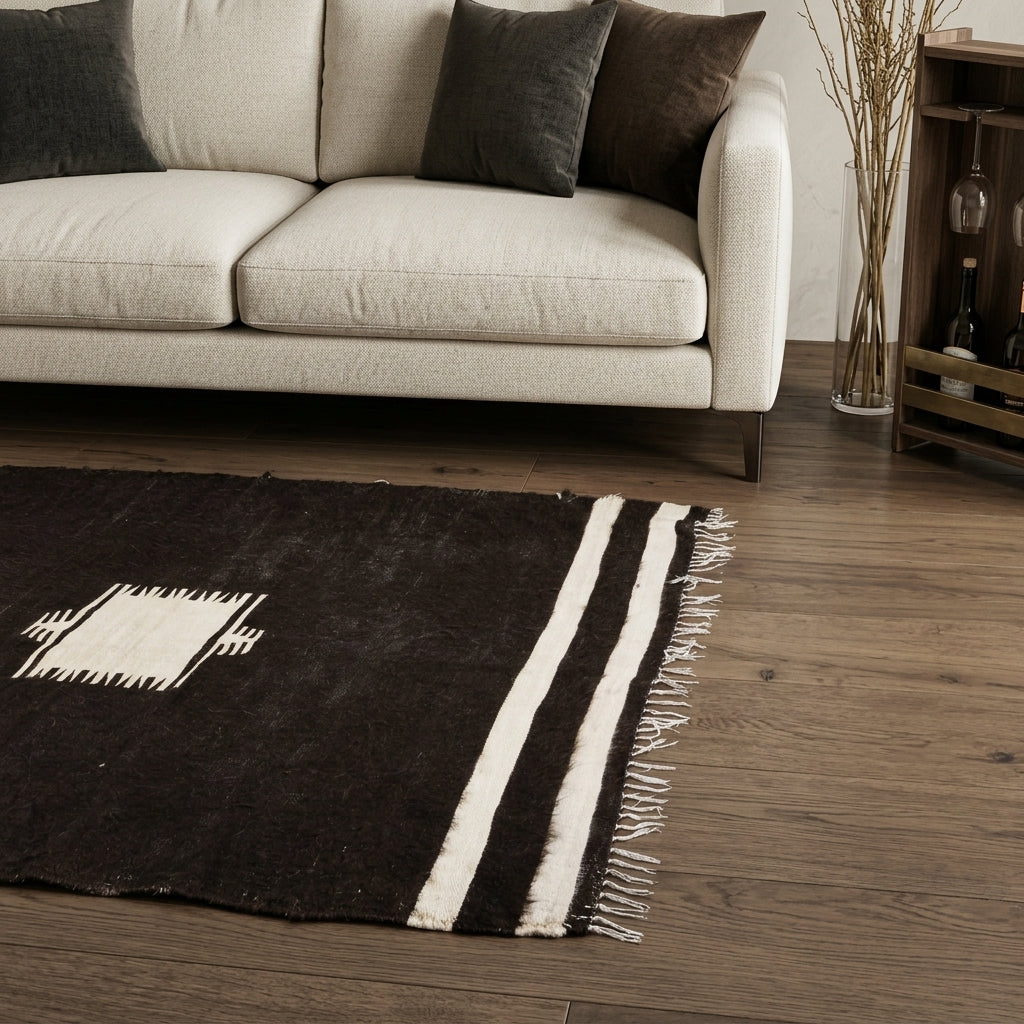 Ikat pattern on the Theothea vintage kilim rug – handwoven flatweave in Anatolia, Turkey
