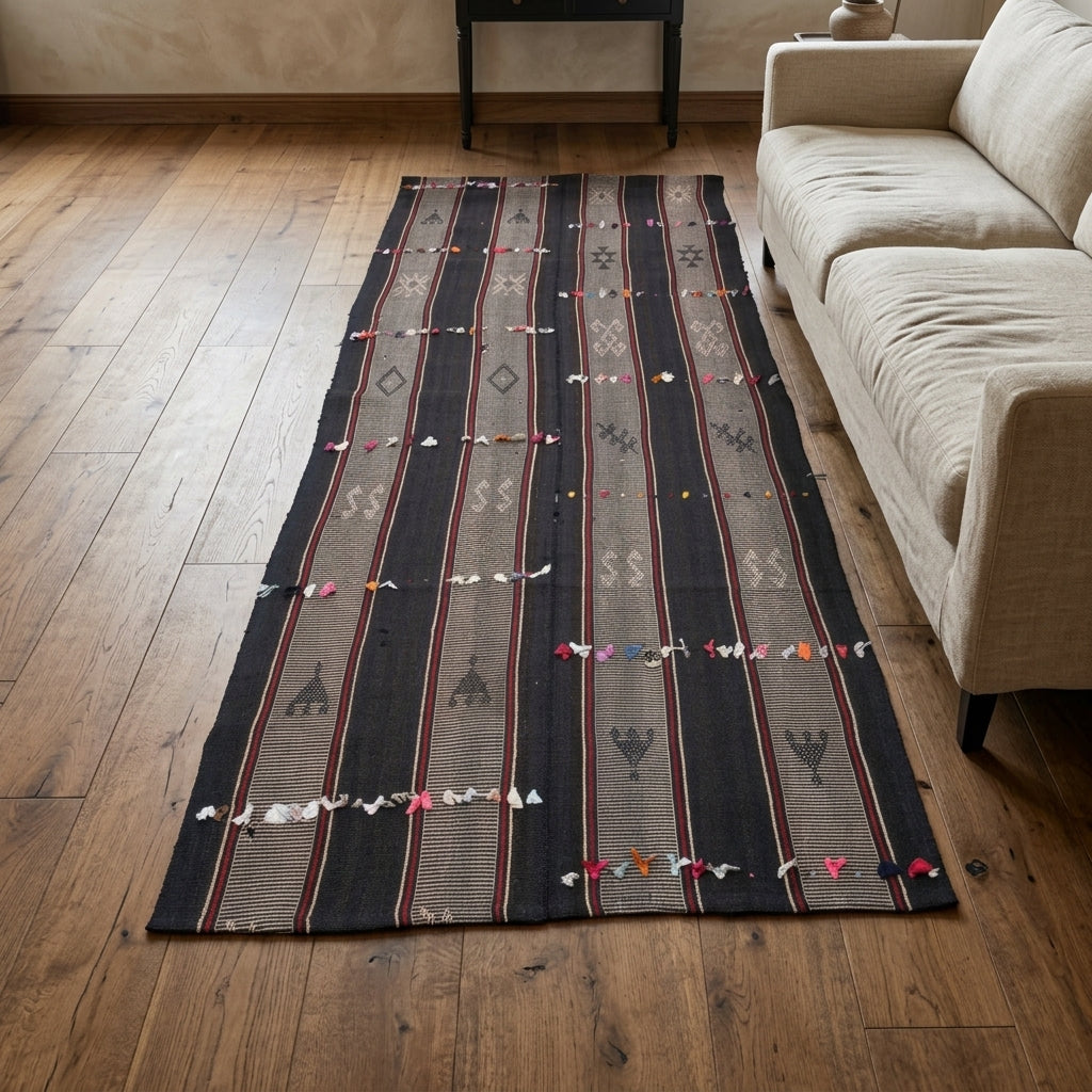 Striped pattern on the Humeyranaz vintage kilim runner rug – handwoven flatweave in Anatolia, Turkey