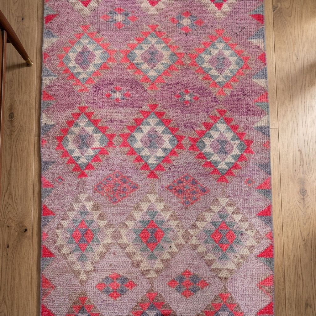 Ikat pattern on the Ecepeyker vintage runner rug – handmade in Anatolia, Turkey