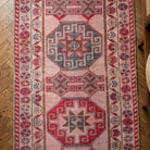 Geometric pattern on the Ecefruz vintage runner rug – handmade in Anatolia, Turkey