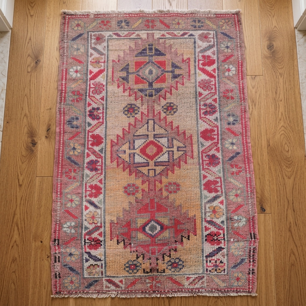 Oriental pattern on the Ecebahar vintage runner rug – handmade in Anatolia, Turkey