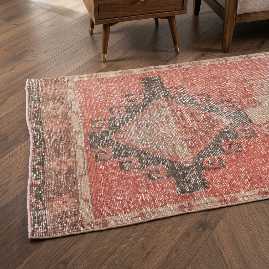 Geometric pattern on the Ebruperi vintage runner rug – handmade in Anatolia, Turkey