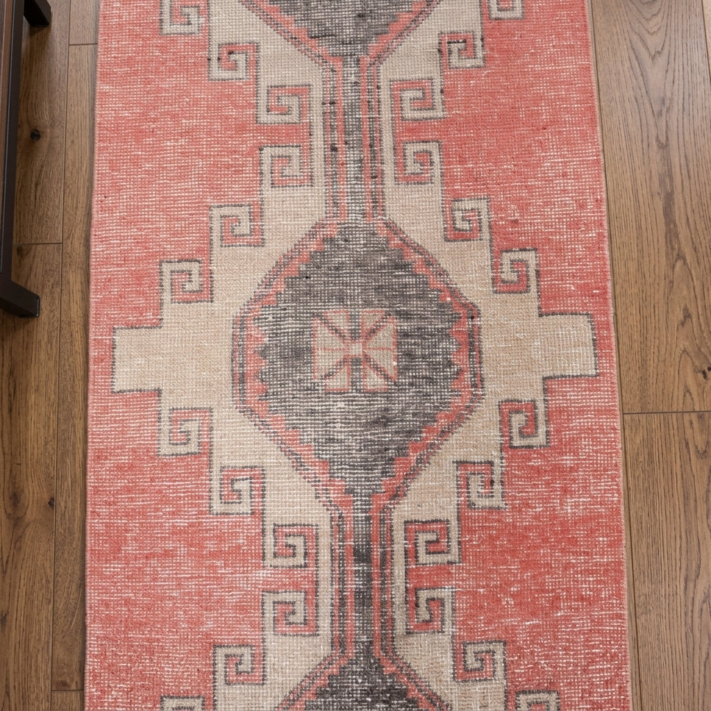 Geometric pattern on the Dilsuzgul vintage runner rug – handmade in Anatolia, Turkey