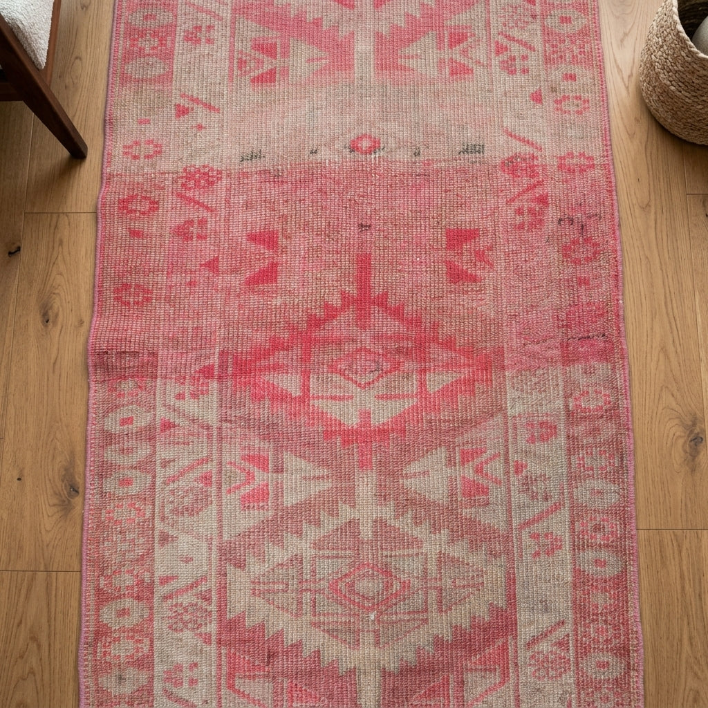 Ikat pattern on the Dilsever vintage runner rug – handmade in Anatolia, Turkey