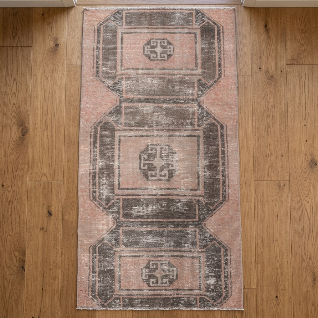 Geometric pattern on the Dilnazgul vintage runner rug – handmade in Anatolia, Turkey