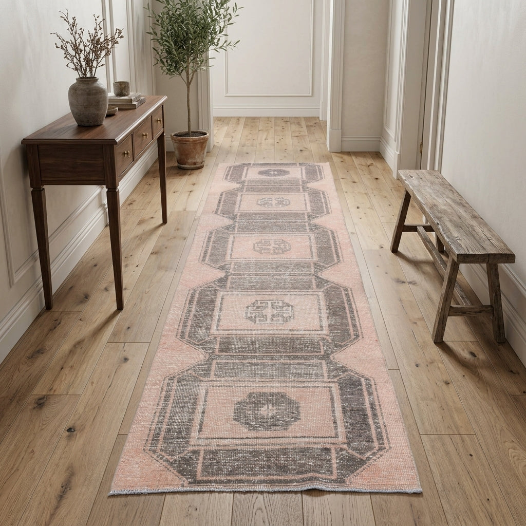 Geometric pattern on the Dilnazgul vintage runner rug – handmade in Anatolia, Turkey