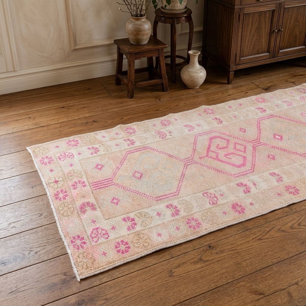 Oriental pattern on the Dilasubgul vintage runner rug – handmade in Anatolia, Turkey