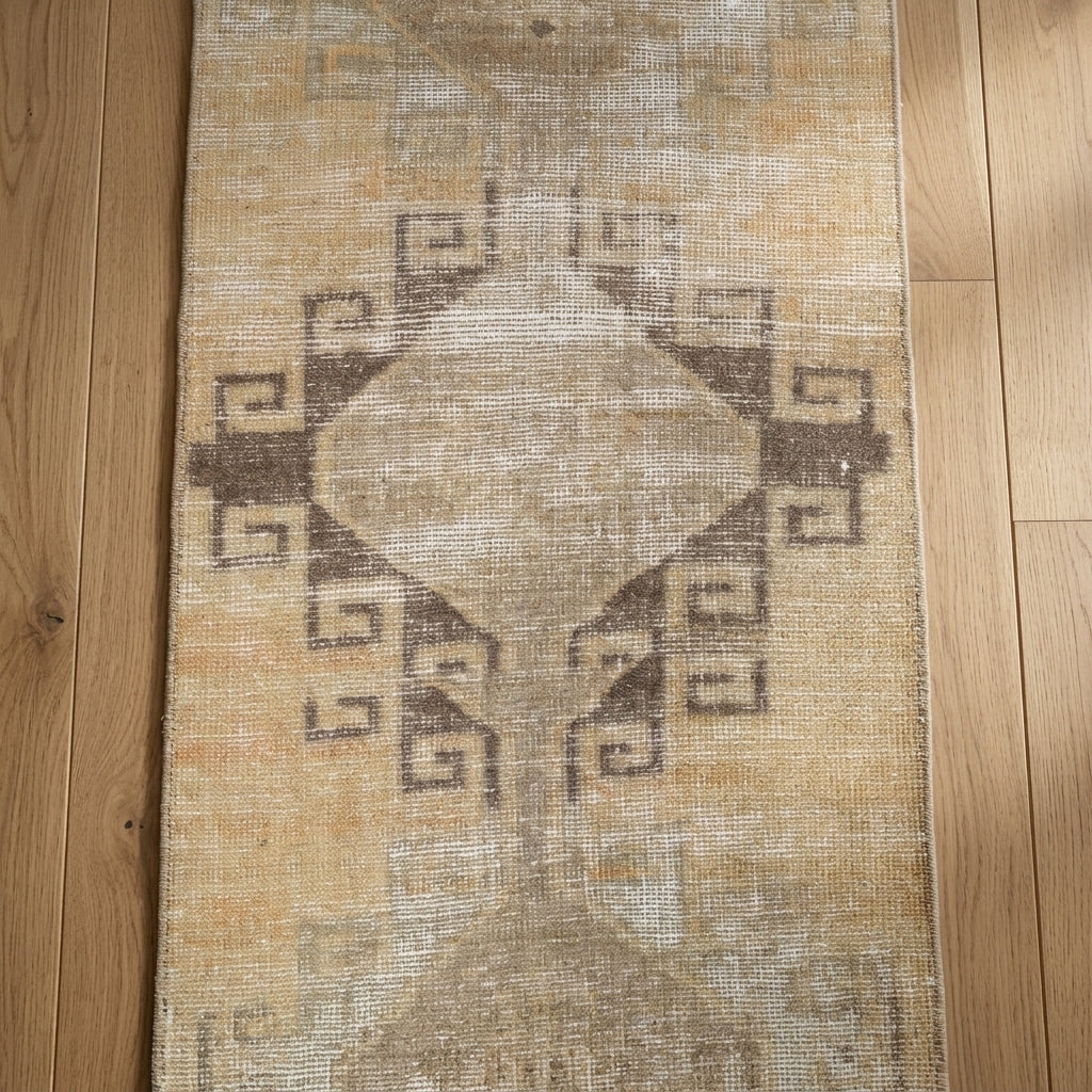 Geometric pattern on the Dilasub vintage runner rug – handmade in Anatolia, Turkey
