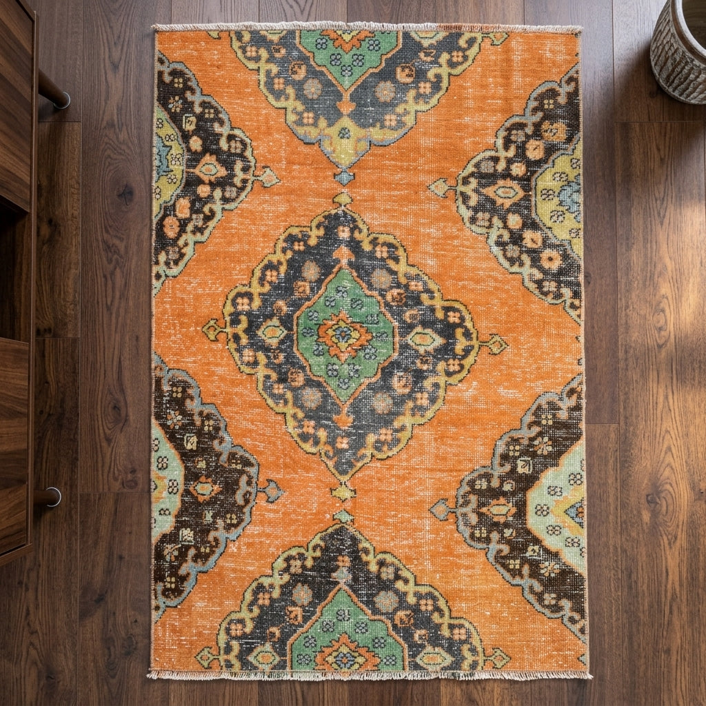 Oriental pattern on the Delphipetra vintage runner rug – handmade in Anatolia, Turkey