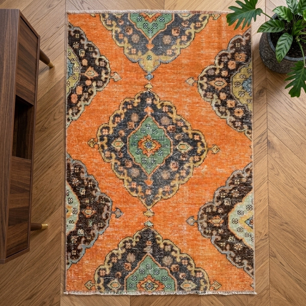 Oriental pattern on the Damlasever vintage runner rug – handmade in Anatolia, Turkey