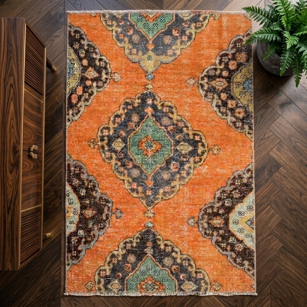 Geometric pattern on the Damlabike vintage runner rug – handmade in Anatolia, Turkey