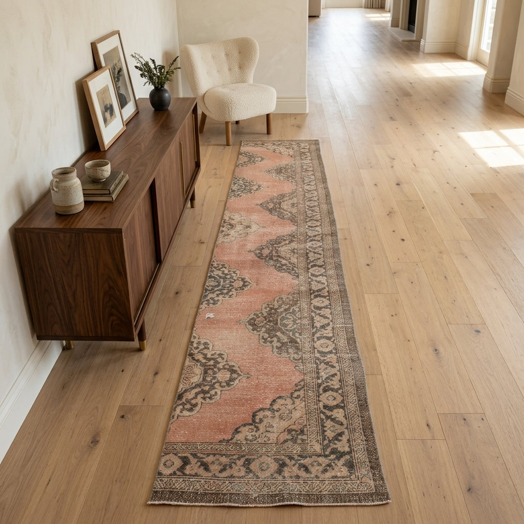 Oriental pattern on the Creneis vintage runner rug – handmade in Anatolia, Turkey