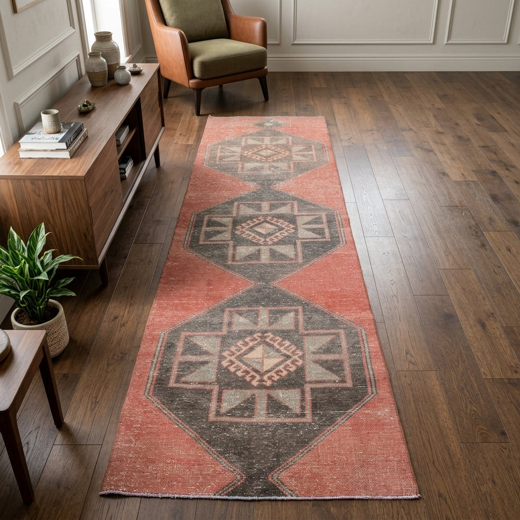 Oriental pattern on the Canbahar vintage runner rug – handmade in Anatolia, Turkey