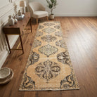 Oriental pattern on the Besteara vintage runner rug – handmade in Anatolia, Turkey