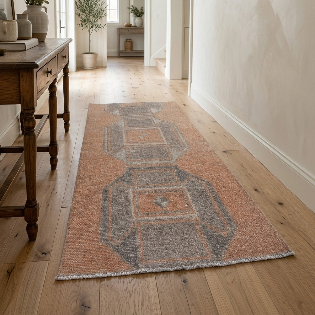 Oriental pattern on the Nikonoma vintage area rug – handmade in Anatolia, Turkey