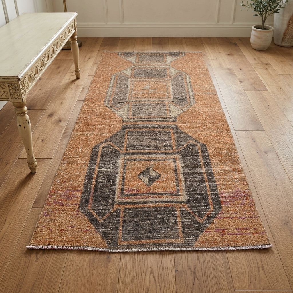 Geometric pattern on the Nikonassa vintage area rug – handmade in Anatolia, Turkey