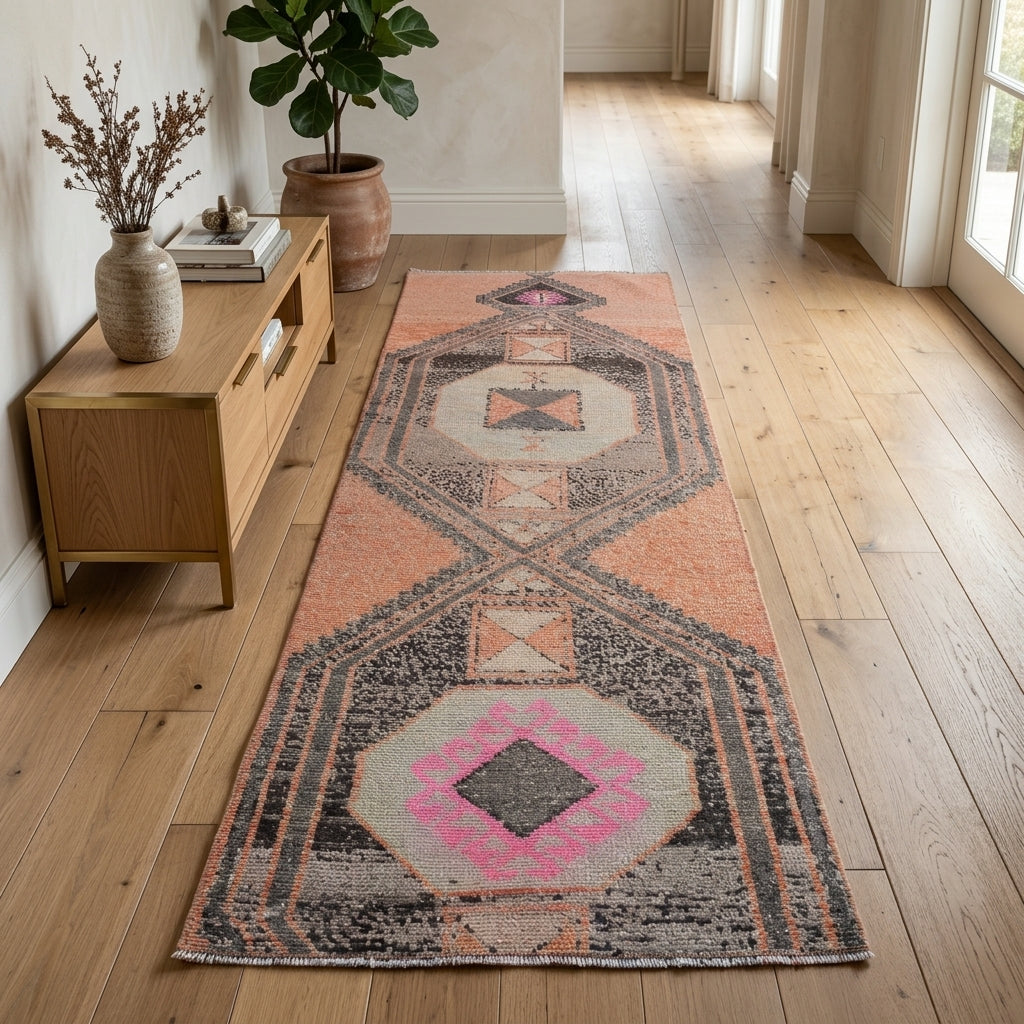 Oriental pattern on the Belginaz vintage runner rug – handmade in Anatolia, Turkey