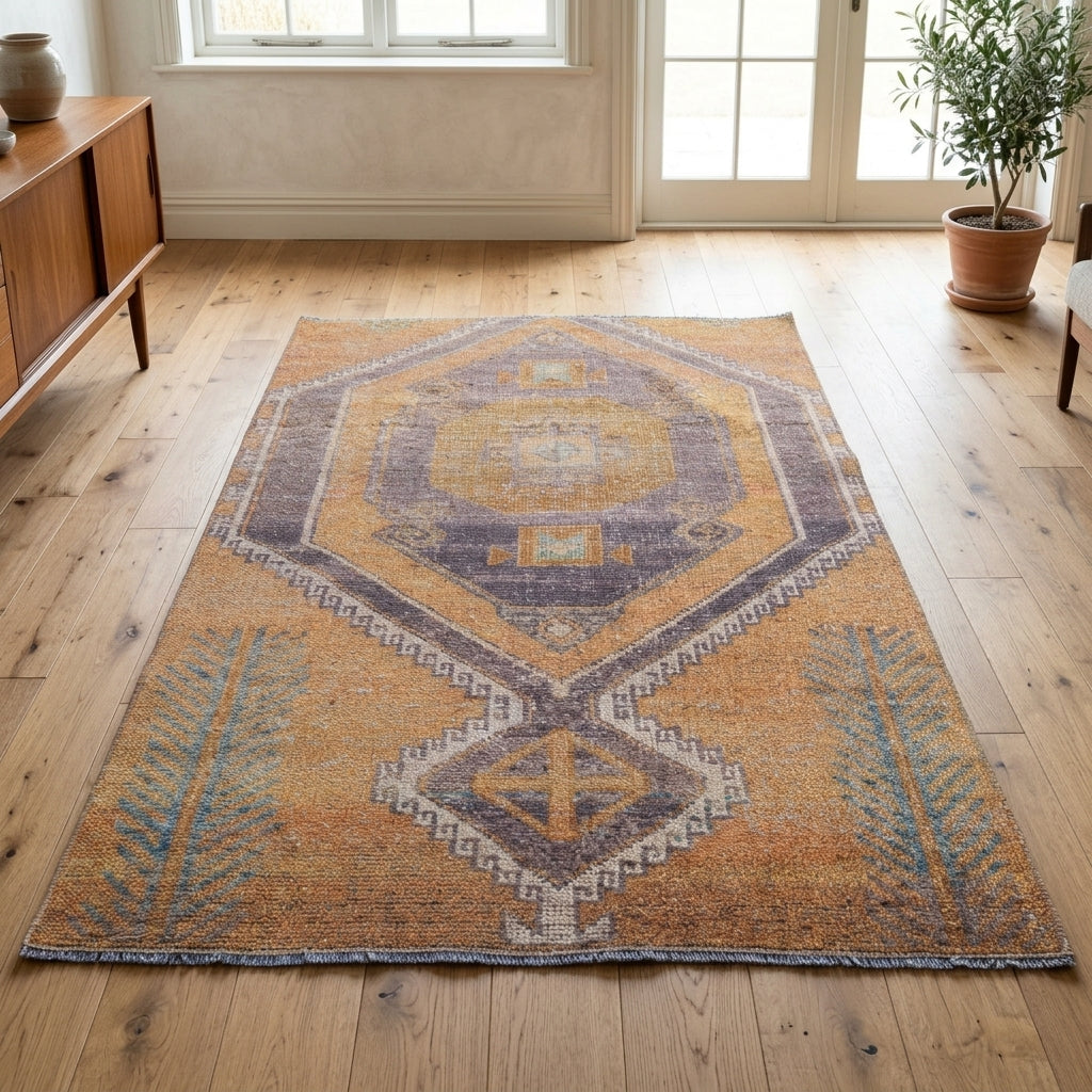 Geometric pattern on the Nikochoria vintage area rug – handmade in Anatolia, Turkey