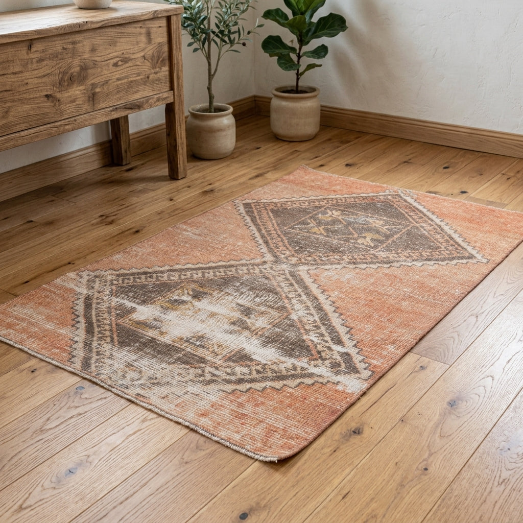 Geometric pattern on the Nihansad vintage area rug – handmade in Anatolia, Turkey