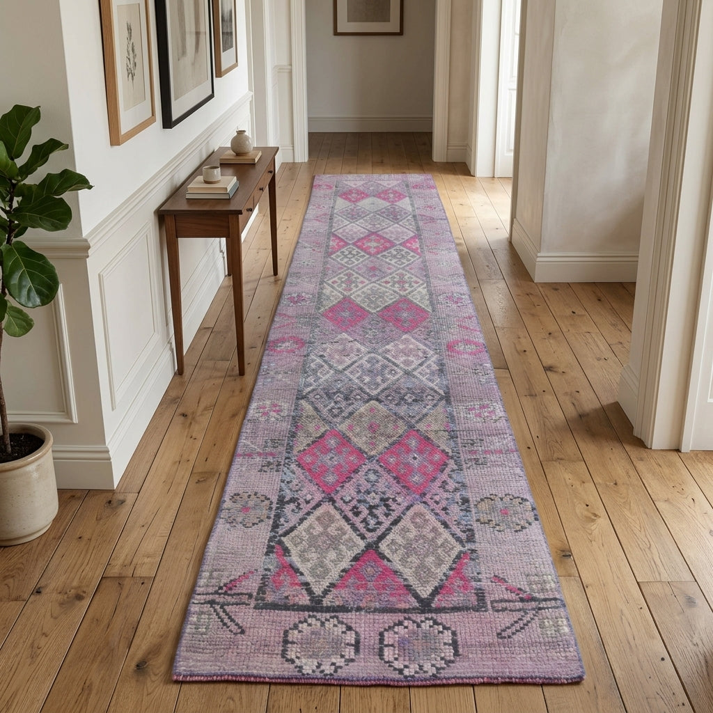 Ikat pattern on the Aykusa vintage runner rug – handmade in Anatolia, Turkey