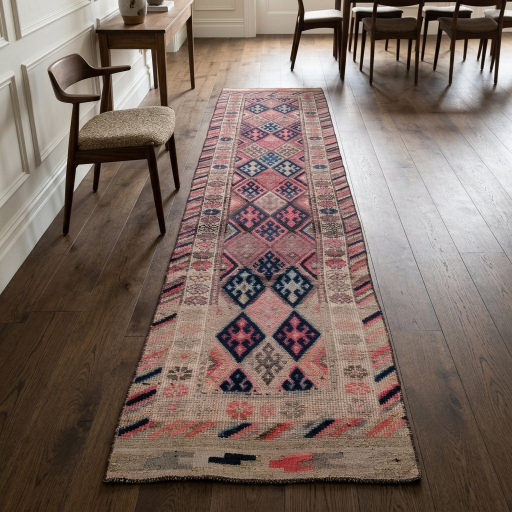 Ikat pattern on the Humanurgul vintage runner rug – handmade in Anatolia, Turkey