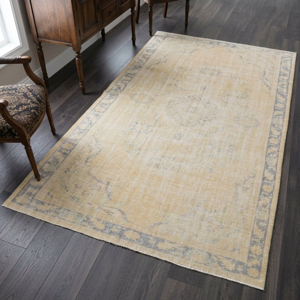 Oriental pattern on the Kevserter vintage area rug – handmade in Anatolia, Turkey