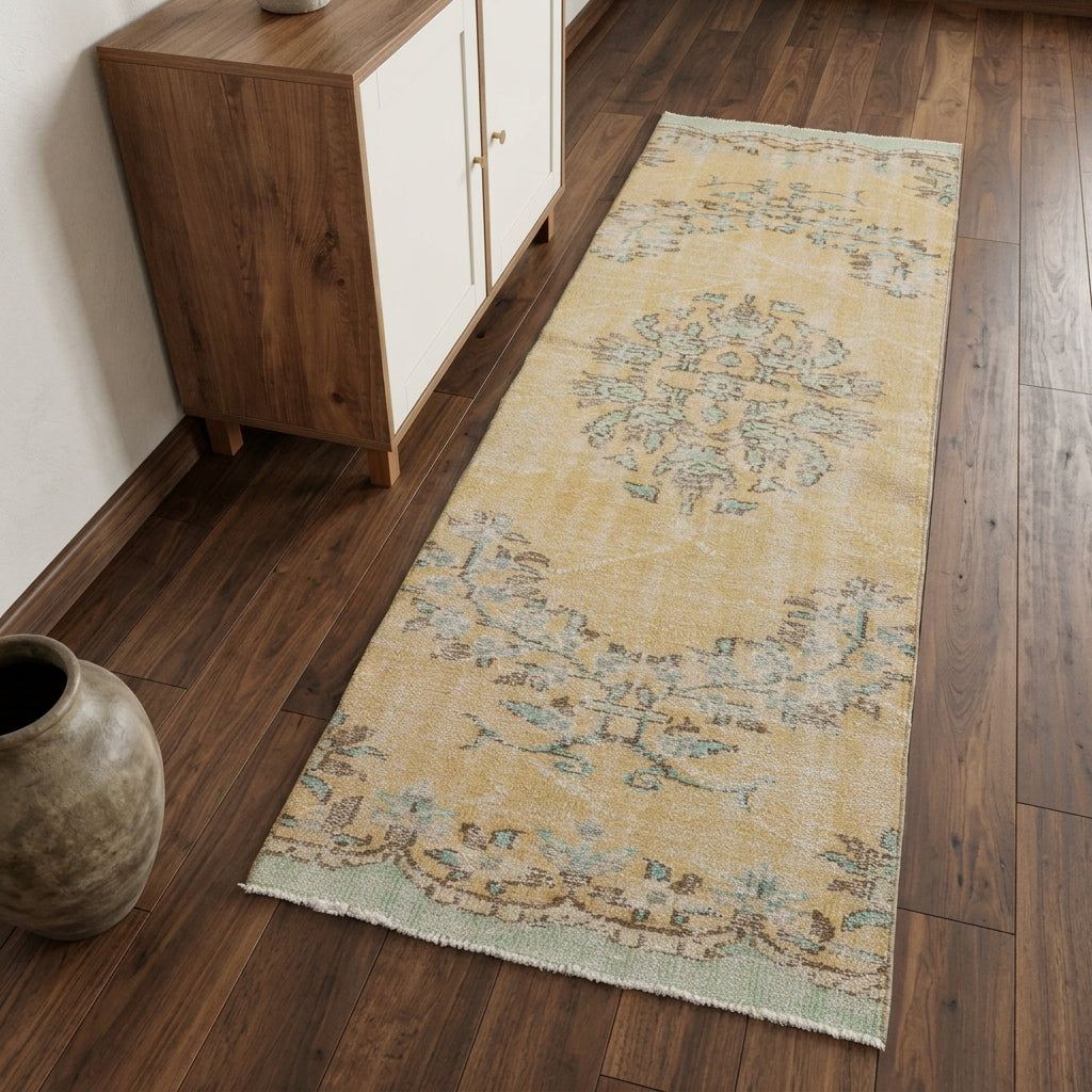 Oriental pattern on the Iripetra vintage runner rug – handmade in Anatolia, Turkey