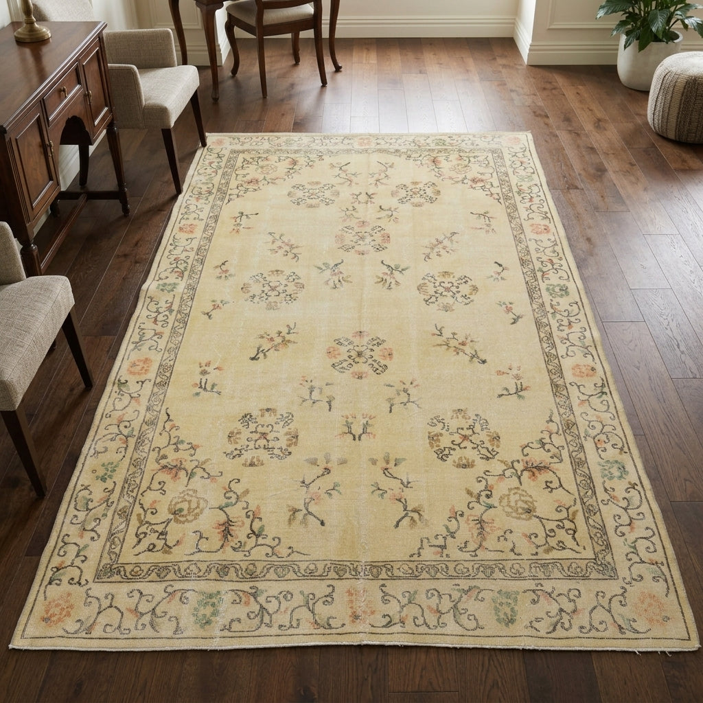 Floral pattern on the Pyrropetra vintage area rug – handmade in Anatolia, Turkey