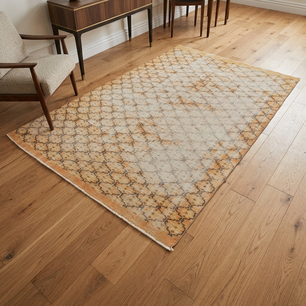 Ikat pattern on the Husndeniz vintage area rug – handmade in Anatolia, Turkey