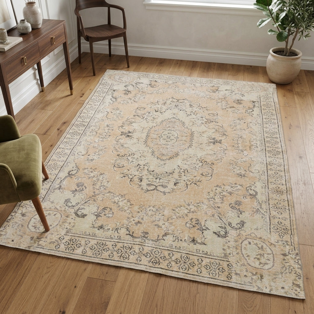 Oriental pattern on the Nezaketnaz vintage area rug – handmade in Anatolia, Turkey