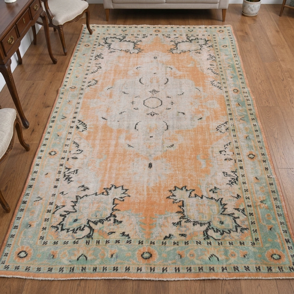 Oriental pattern on the Ceylanter vintage area rug – handmade in Anatolia, Turkey