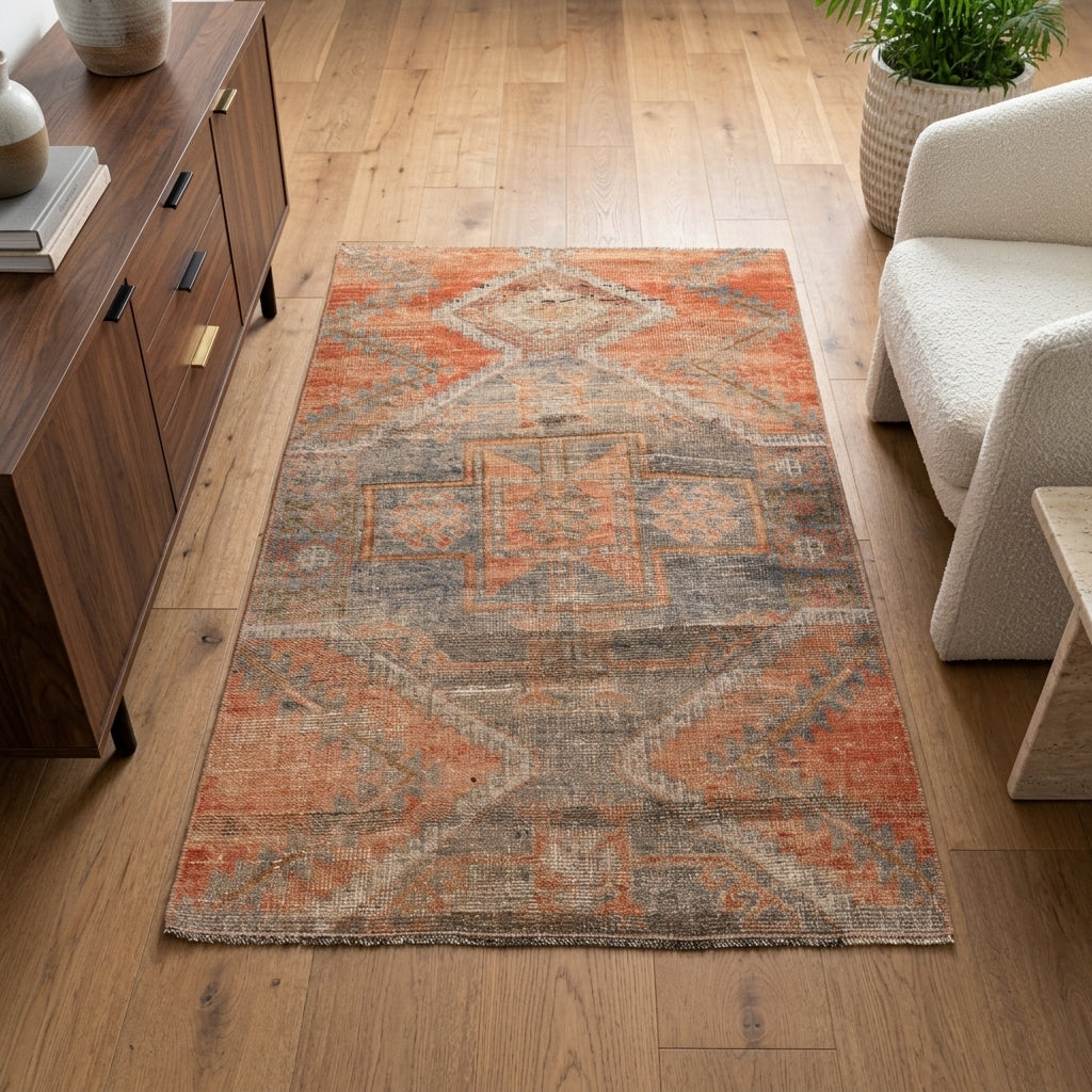 Oriental pattern on the Gulisik vintage area rug – handmade in Anatolia, Turkey