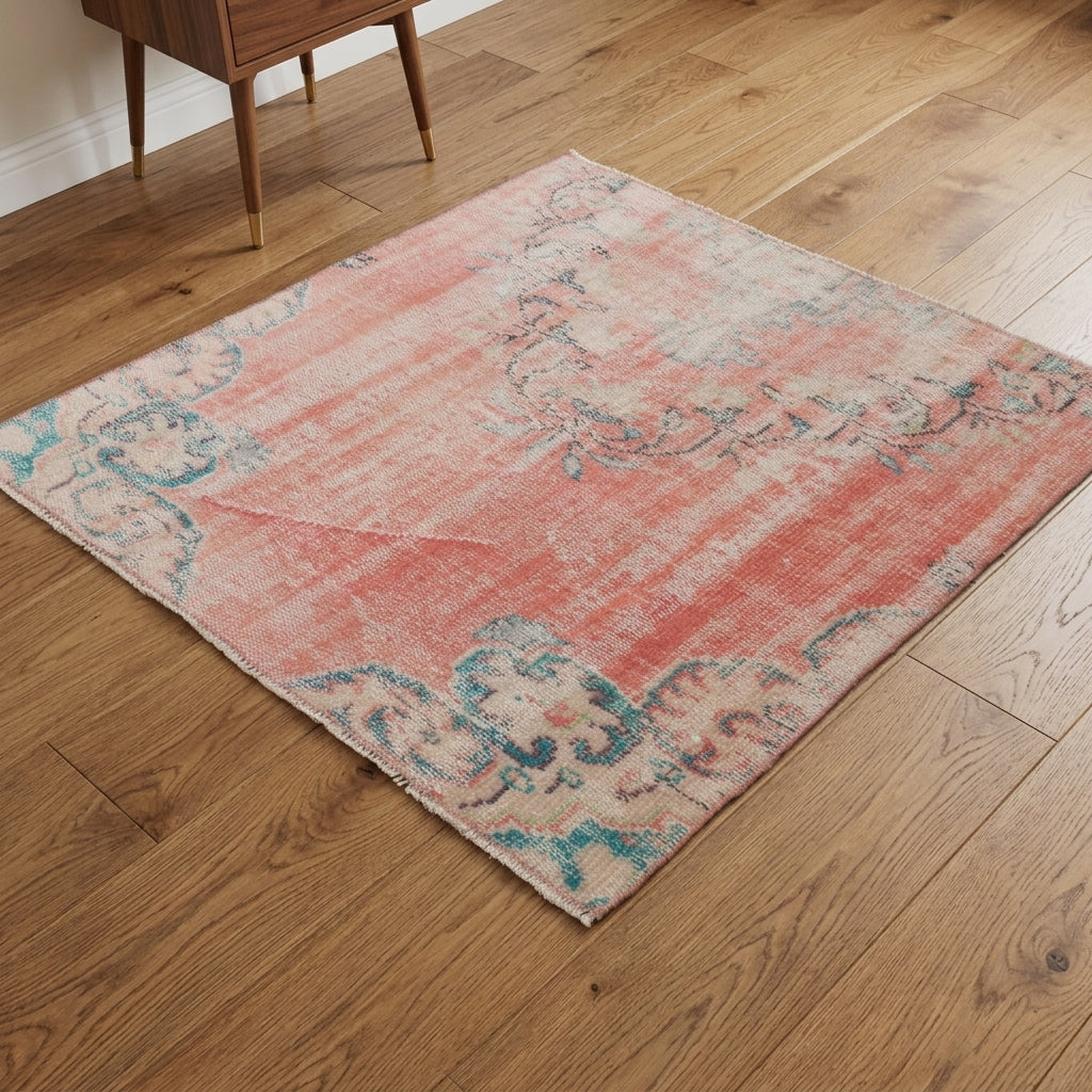 Oriental pattern on the Goncasema vintage area rug – handmade in Anatolia, Turkey