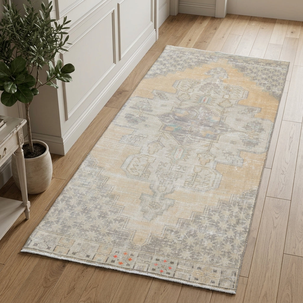Oriental pattern on the Menekseruh vintage runner rug – handmade in Anatolia, Turkey