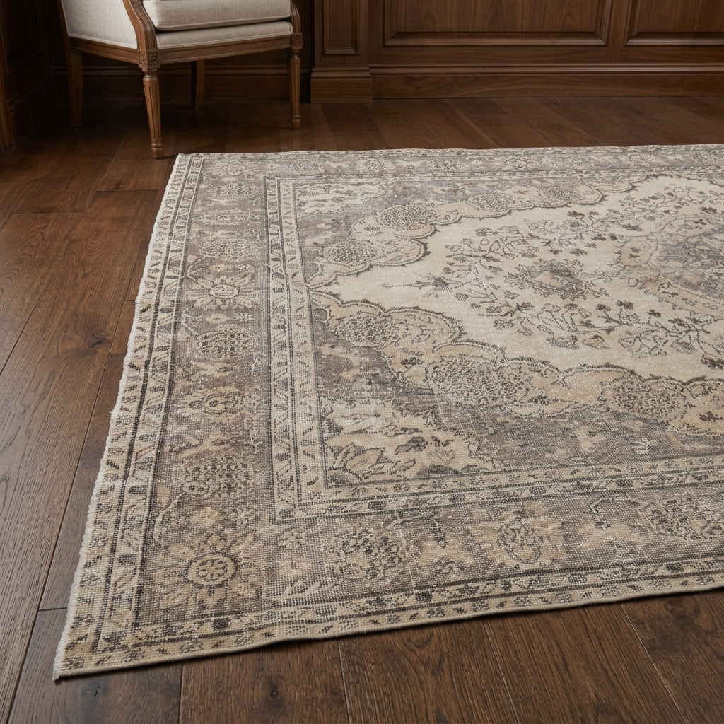 Oriental pattern on the Ceylansultan vintage area rug – handmade in Anatolia, Turkey