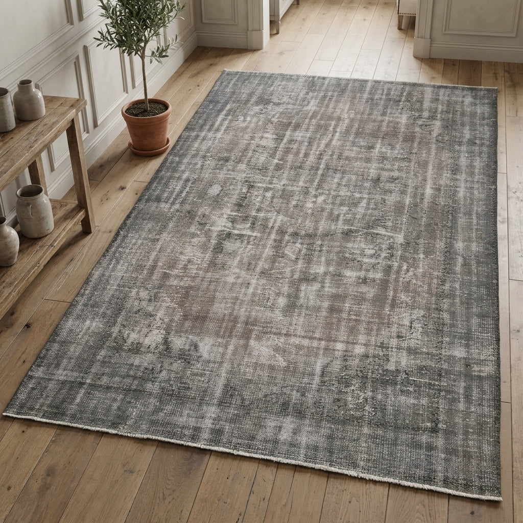 Oriental pattern on the Pervaperi distressed vintage area rug – handmade in Anatolia, Turkey