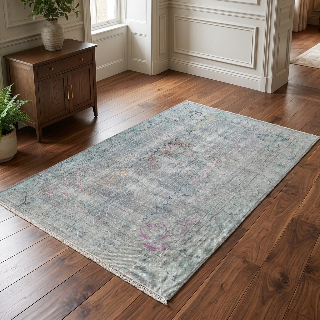 Oriental pattern on the Pervalale distressed vintage area rug – handmade in Anatolia, Turkey