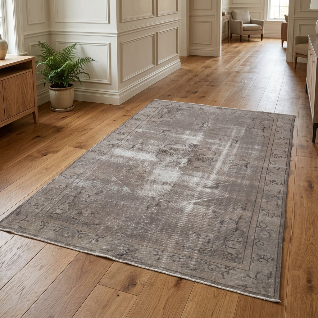 Oriental pattern on the Perigun vintage area rug – handmade in Anatolia, Turkey