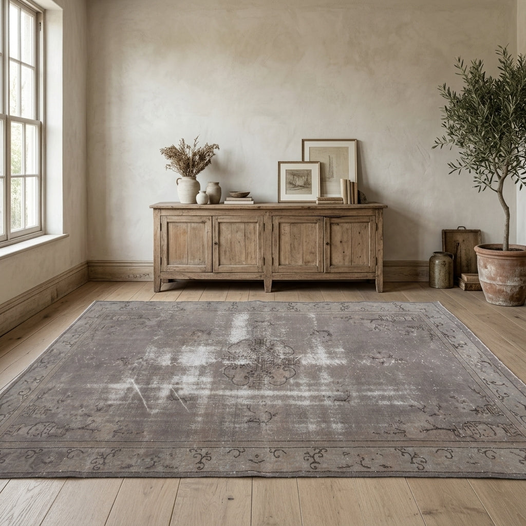 Oriental pattern on the Perigun vintage area rug – handmade in Anatolia, Turkey