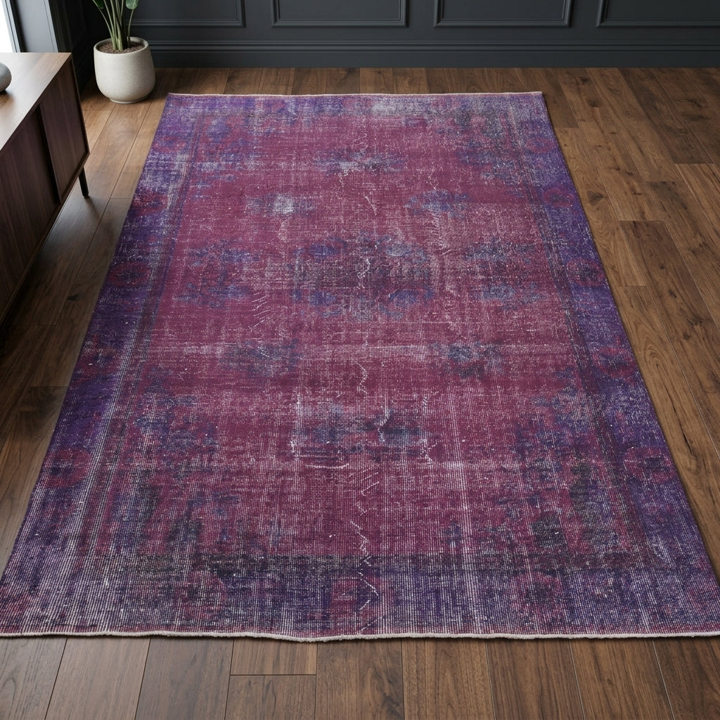 Oriental pattern on the Peribahce vintage area rug – handmade in Anatolia, Turkey