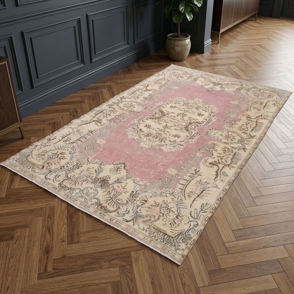 Oriental pattern on the Pelagosela vintage area rug – handmade in Anatolia, Turkey
