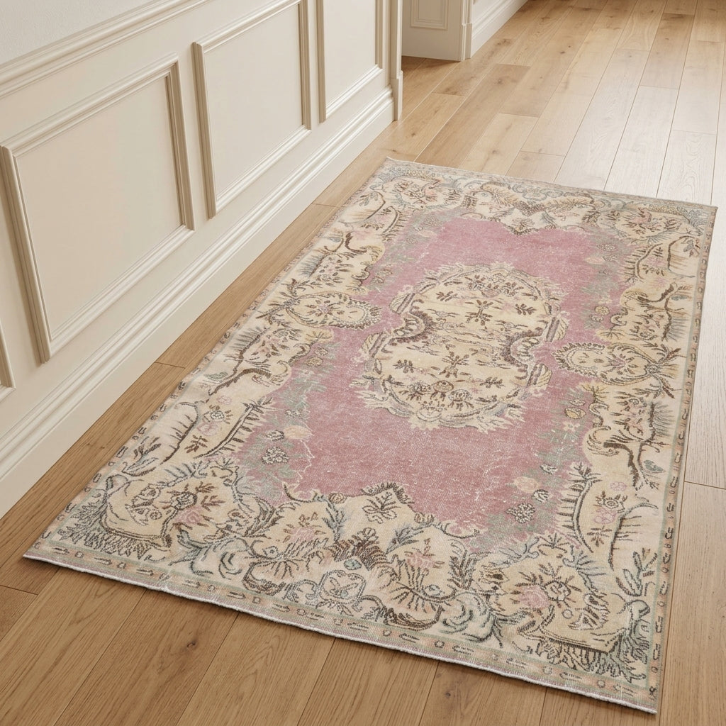 Oriental pattern on the Pelagosela vintage area rug – handmade in Anatolia, Turkey