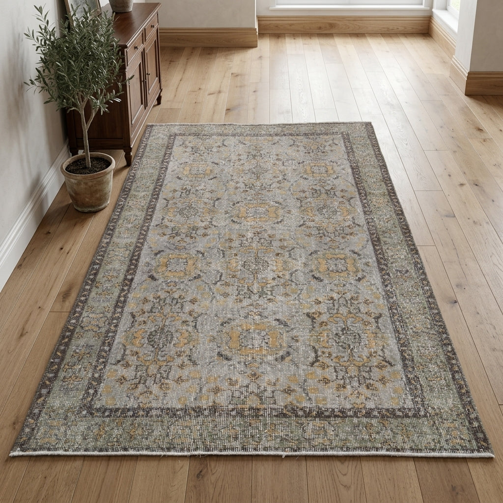 Oriental pattern on the Papatyaumut vintage area rug – handmade in Anatolia, Turkey