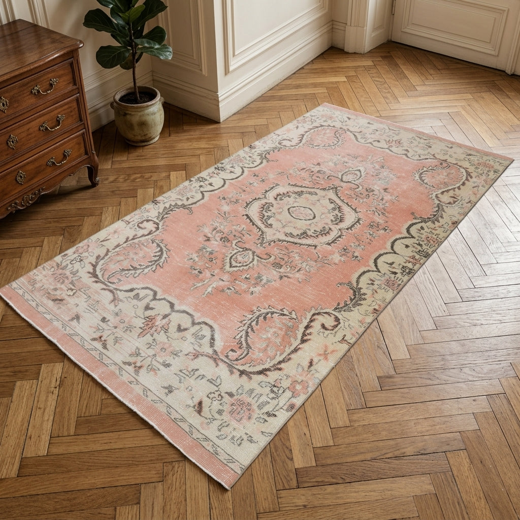 Oriental pattern on the Oykusu vintage area rug – handmade in Anatolia, Turkey